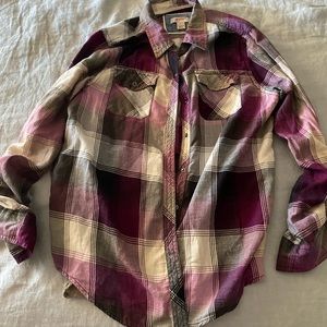 Beautiful purple pearl snap long sleeve women’s shirt!